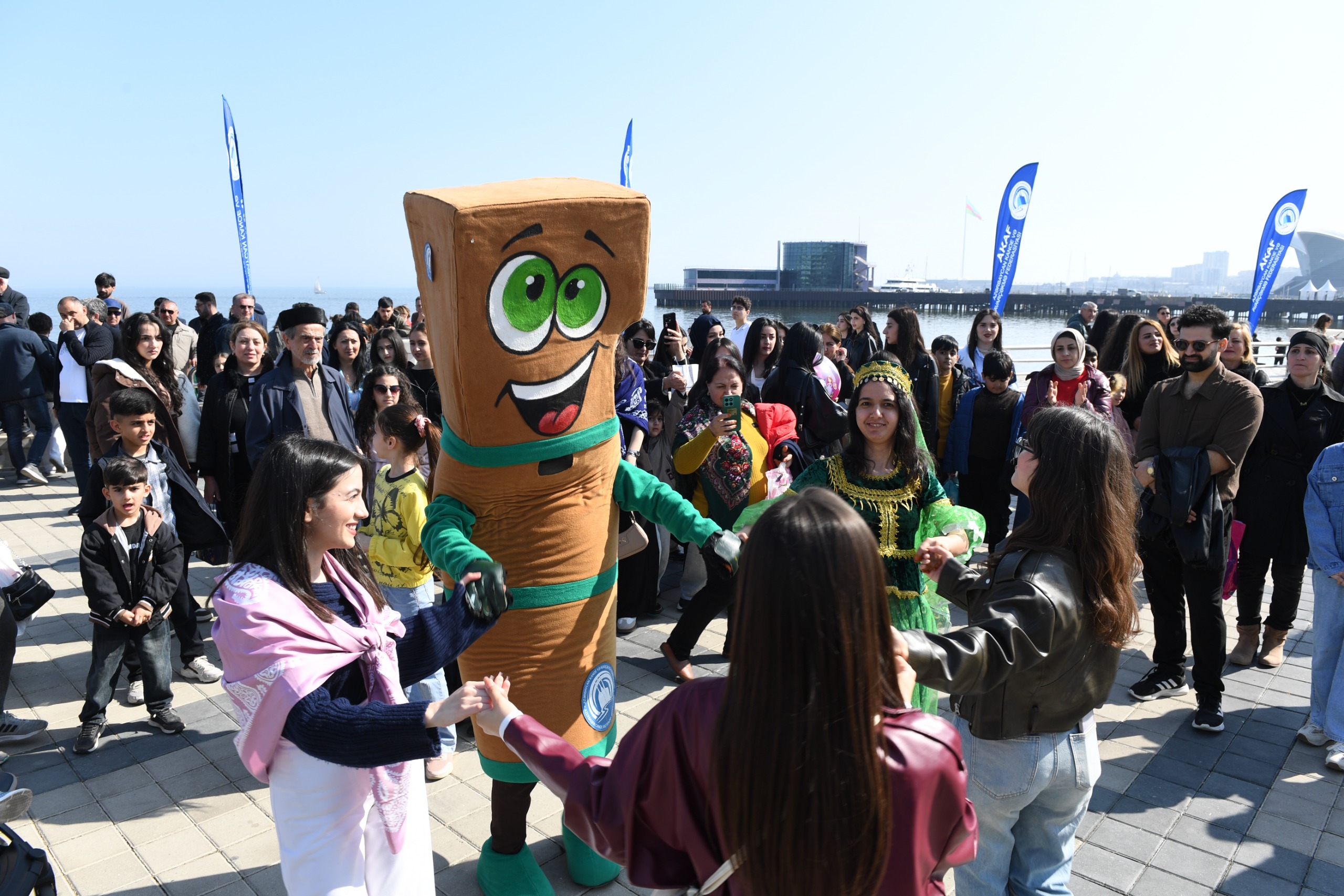 Bakıda Xəzərin suları avarçəkmə və yelkənli qayıqlarla bəzəndi (FOTO)